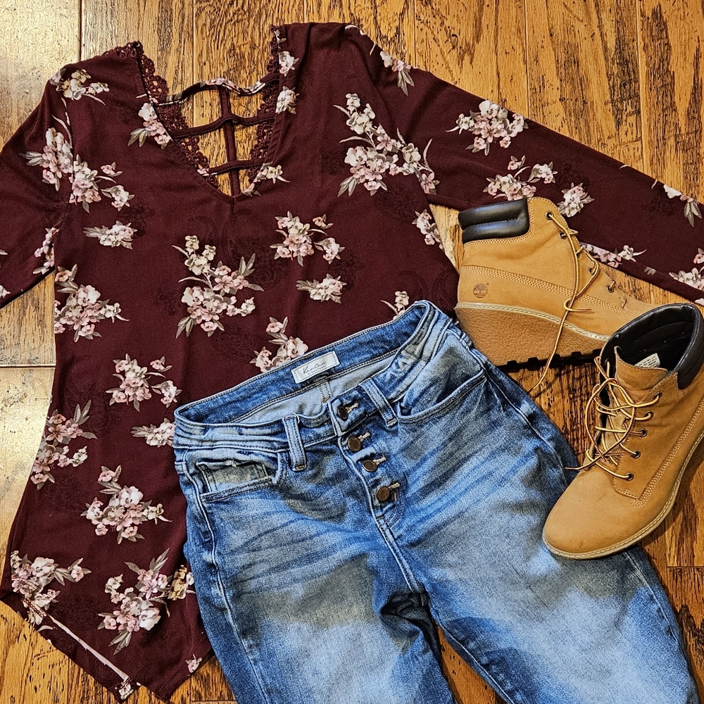 Buckle Daytrip Pullover Floral Top with Back Details